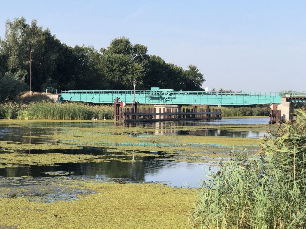 Most kolejowy w Rybinie "pułapką" dla wodniaków?